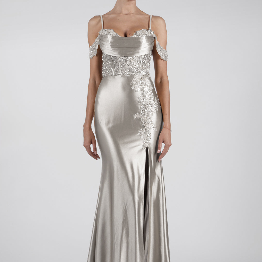 Robe de soirée à col bénitier et manches tombantes, fendue sur le côté