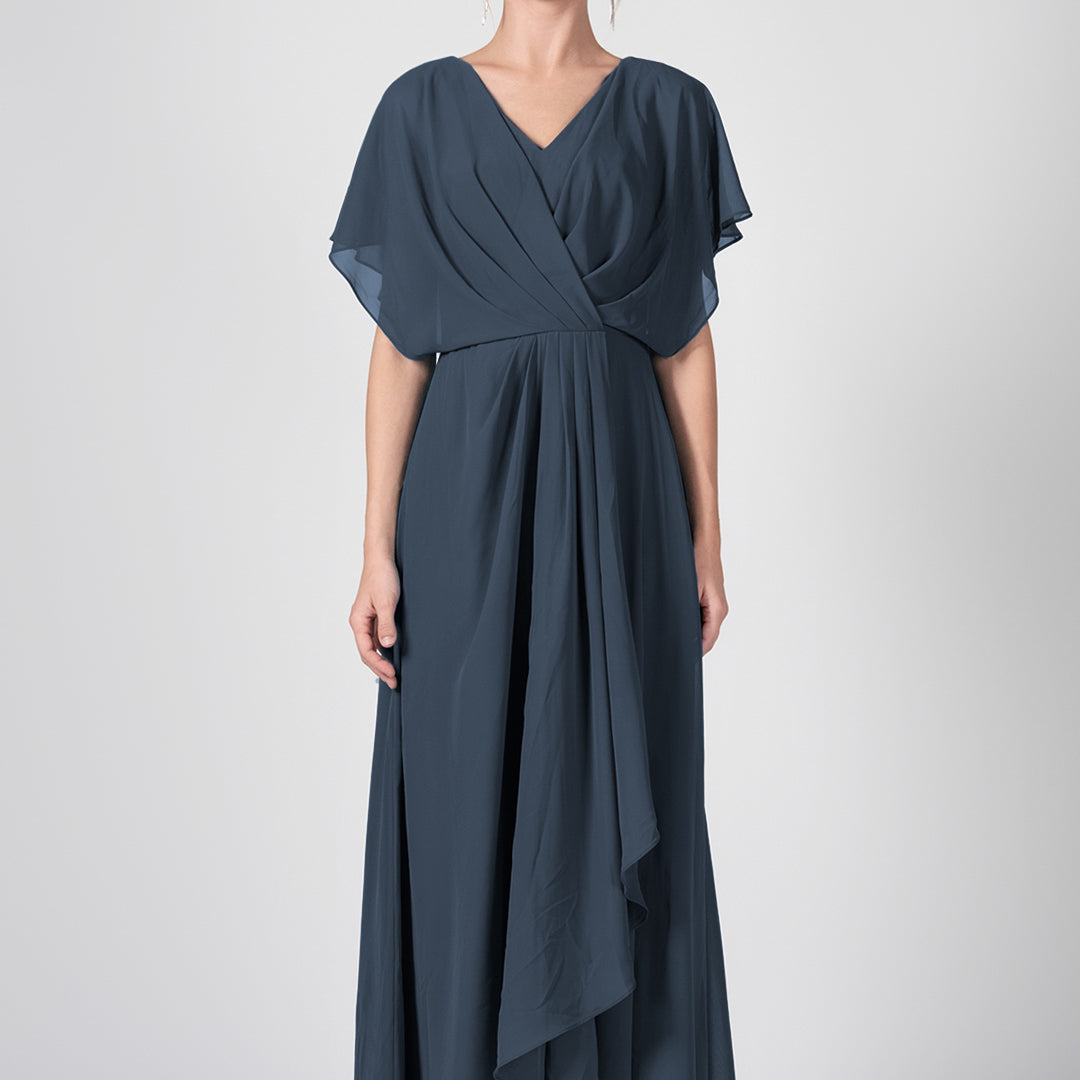 Robe trapèze froncée à col en V et cape en mousseline