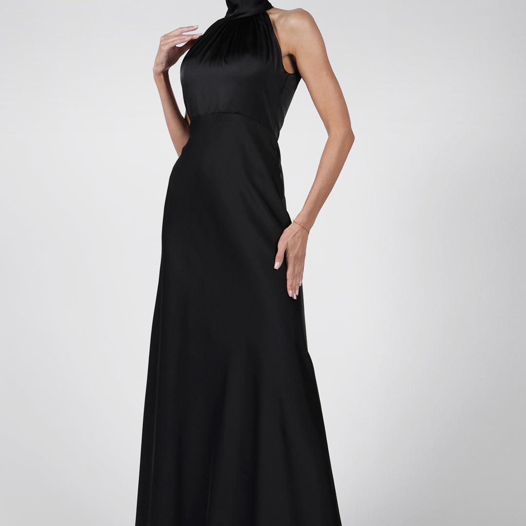 Satin-Maxikleid für Brautjungfern mit hohem Halsausschnitt und geriffeltem Saum