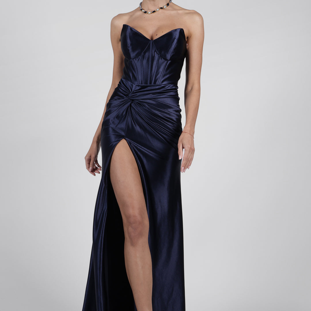 Trägerloses Korsettkleid mit geraffter Taille und hohem Schlitz