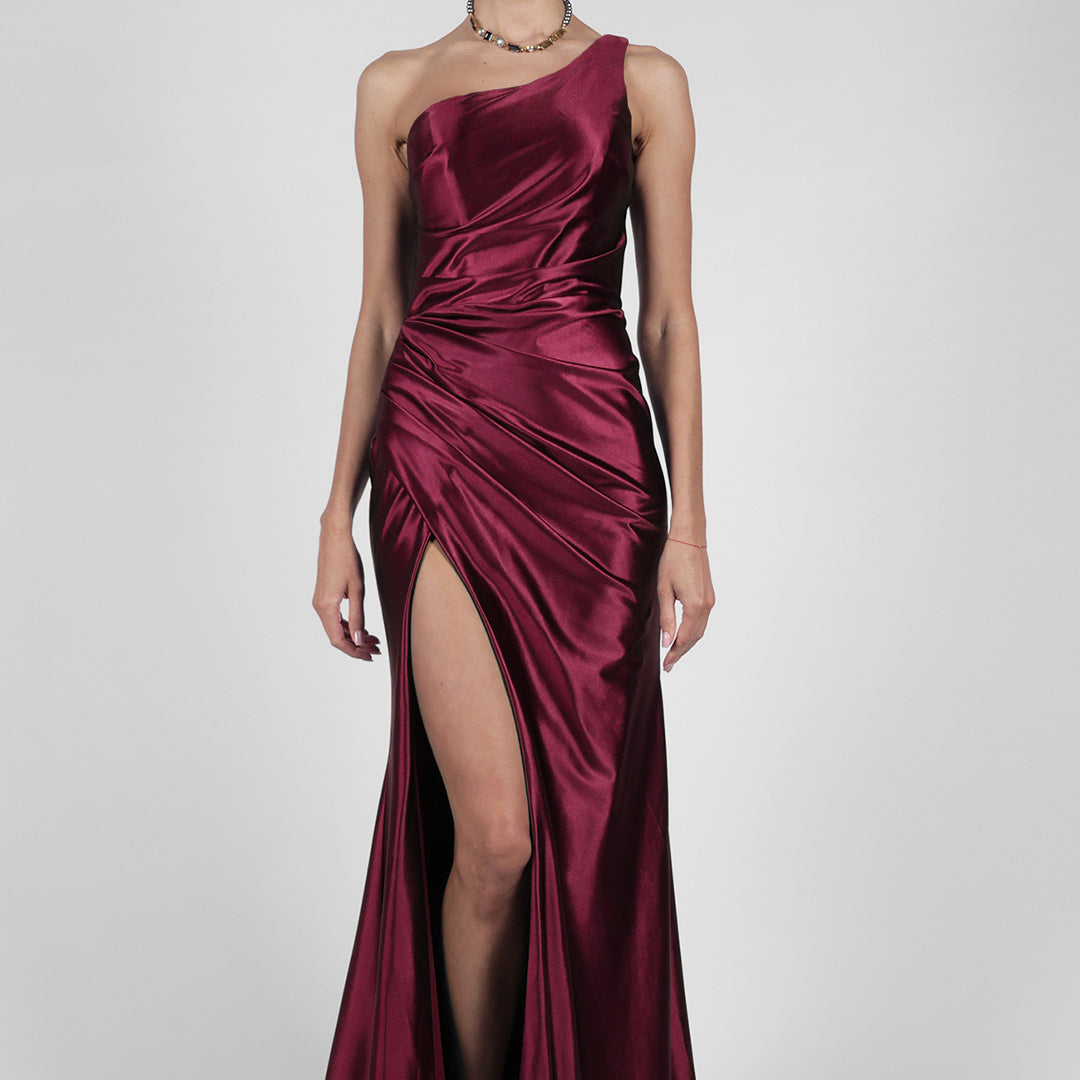 Abendkleid aus Satin mit One-Shoulder-Träger, Plissee, Schlitz und Schleppe