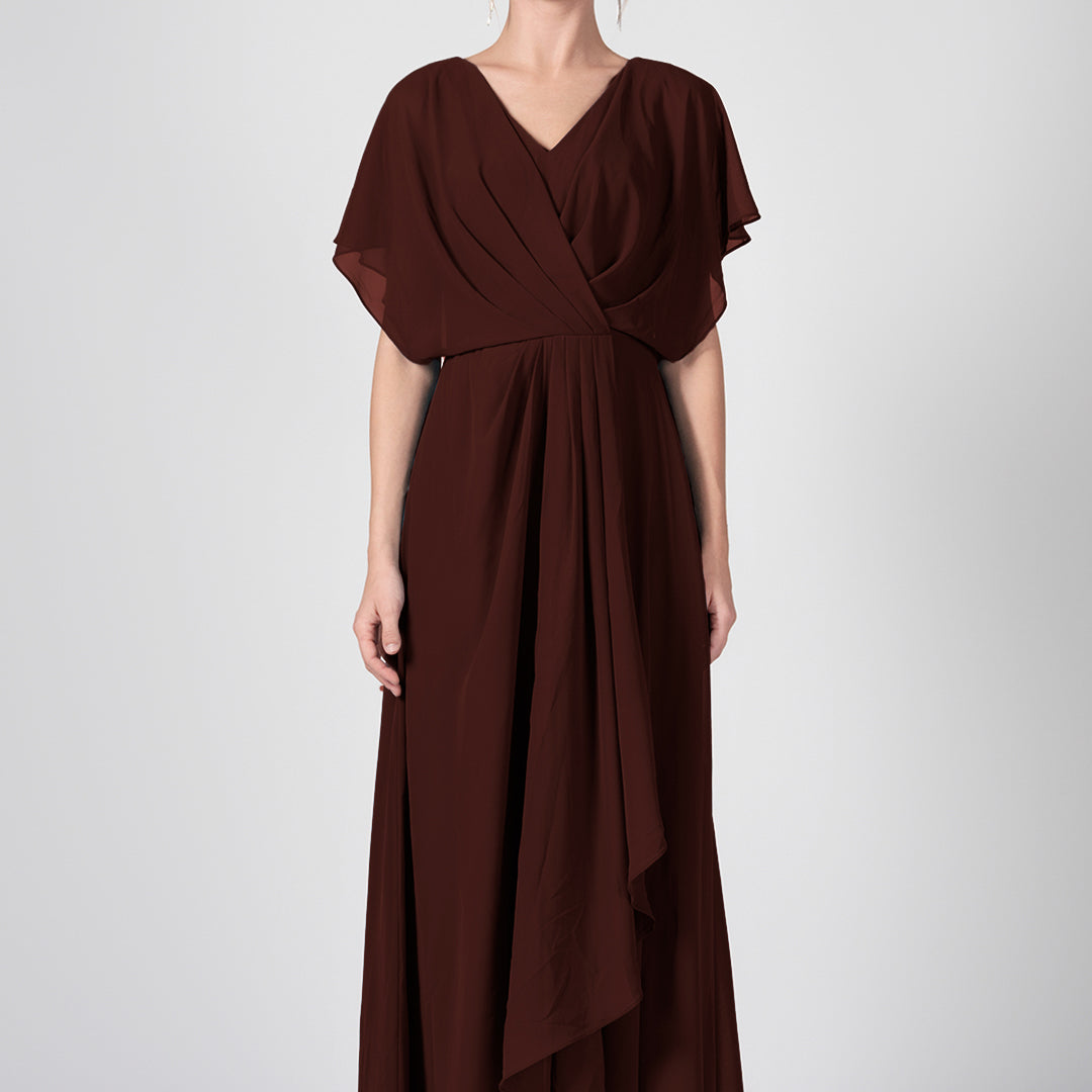 Robe trapèze froncée à col en V et cape en mousseline