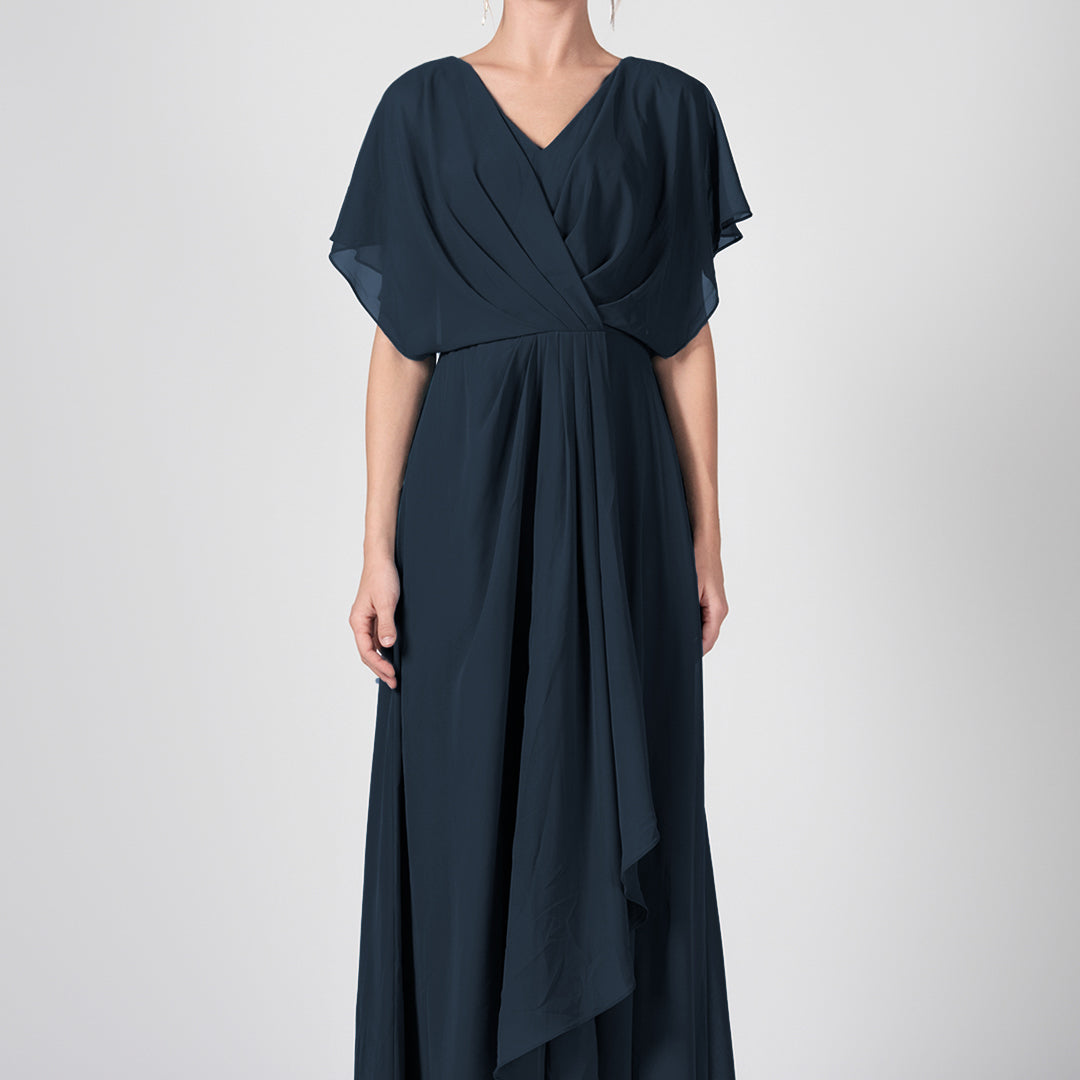 Robe trapèze froncée à col en V et cape en mousseline