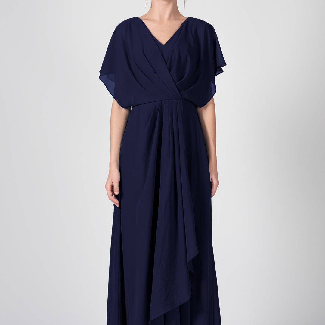 Robe trapèze froncée à col en V et cape en mousseline