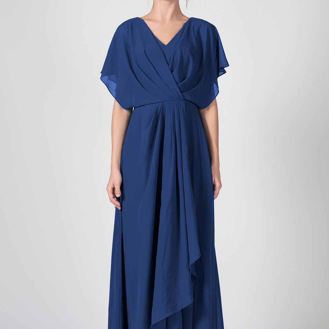 Robe trapèze froncée à col en V et cape en mousseline