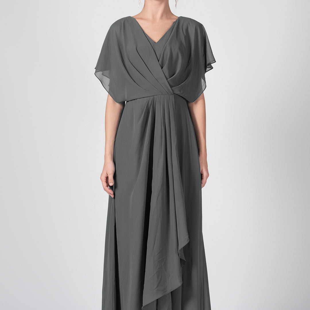 Robe trapèze froncée à col en V et cape en mousseline