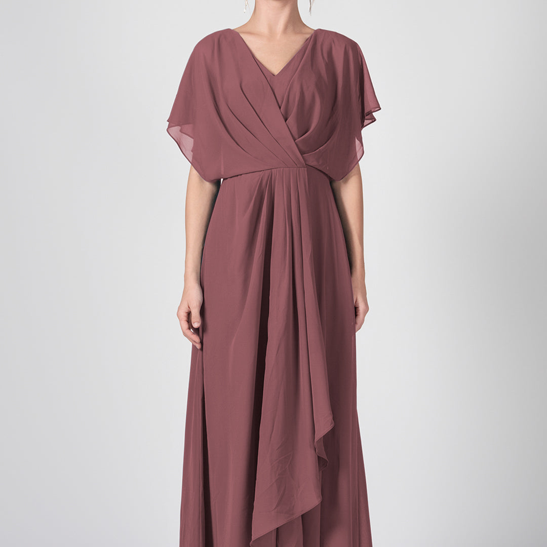 Robe trapèze froncée à col en V et cape en mousseline