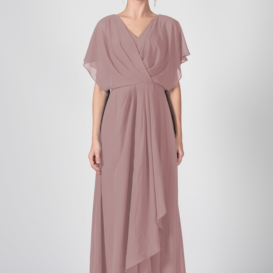 Robe trapèze froncée à col en V et cape en mousseline