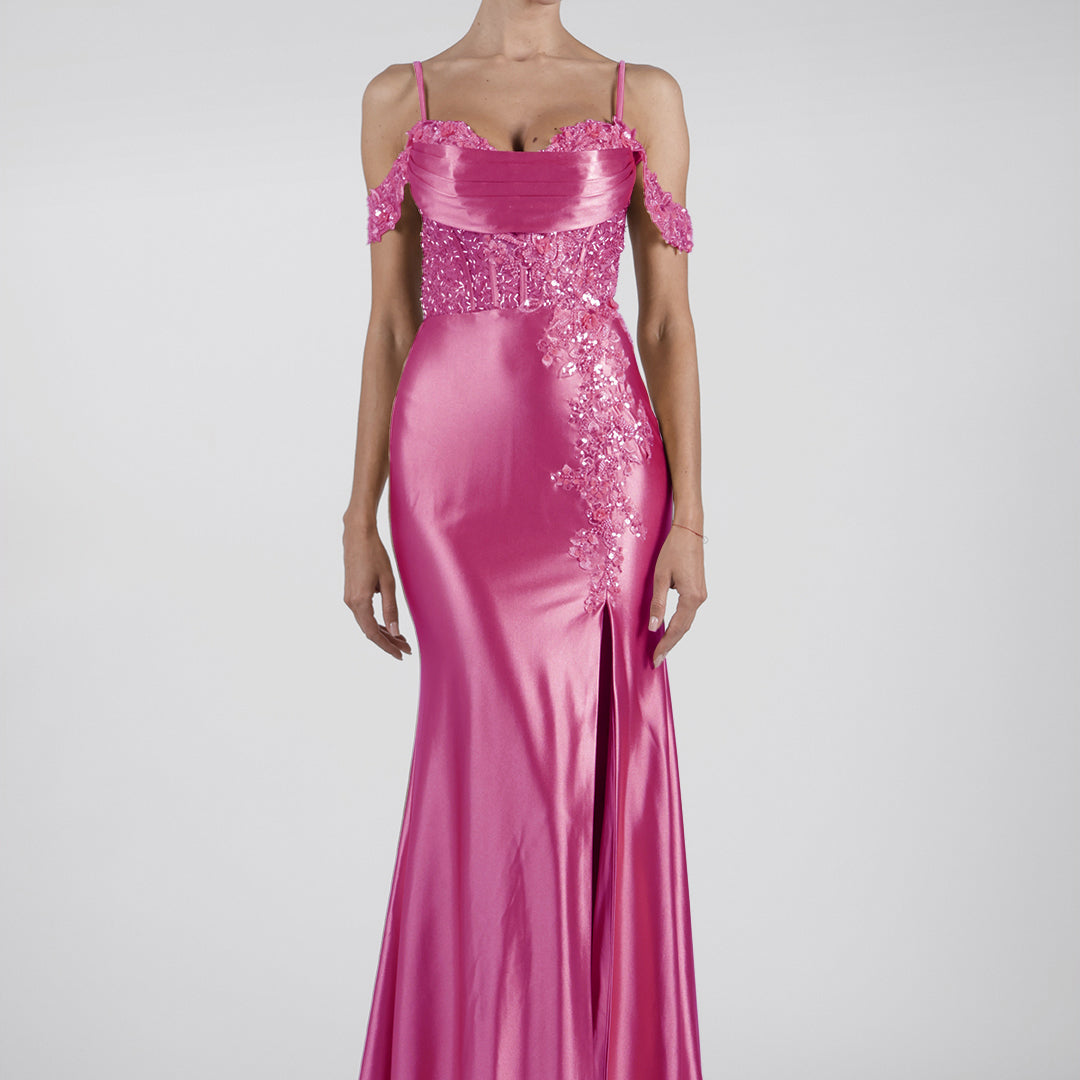 Robe de soirée à col bénitier et manches tombantes, fendue sur le côté
