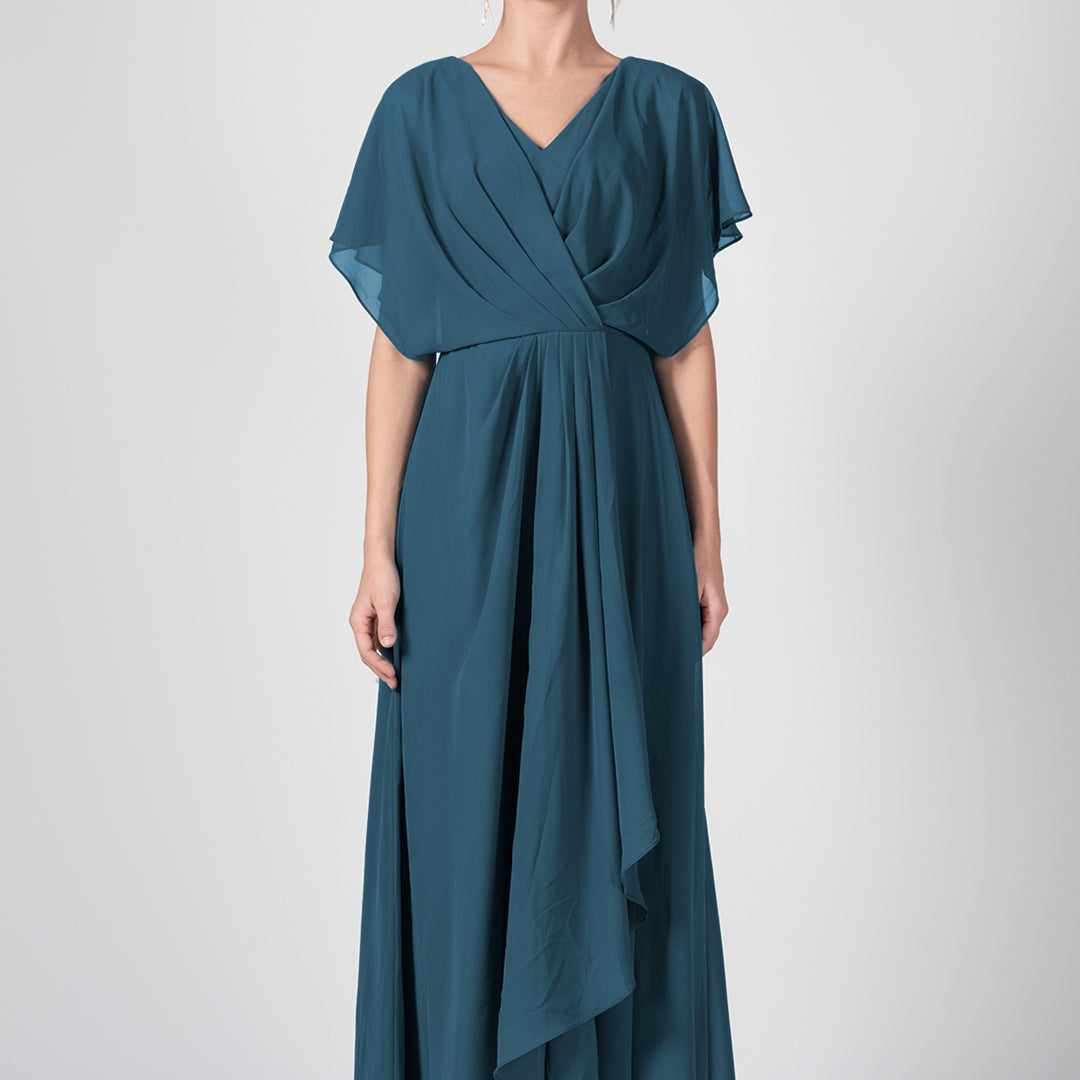 Robe trapèze froncée à col en V et cape en mousseline