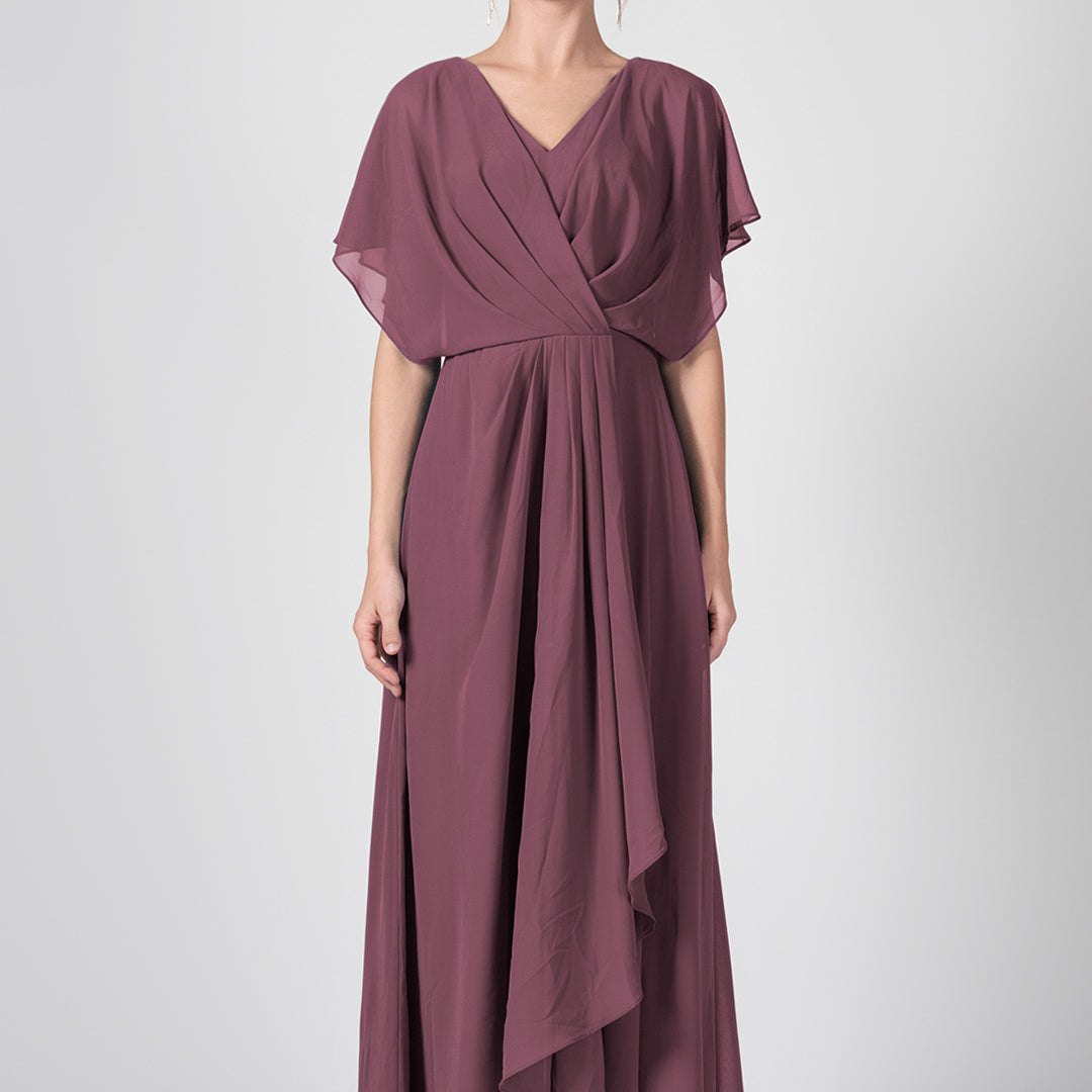 Robe trapèze froncée à col en V et cape en mousseline