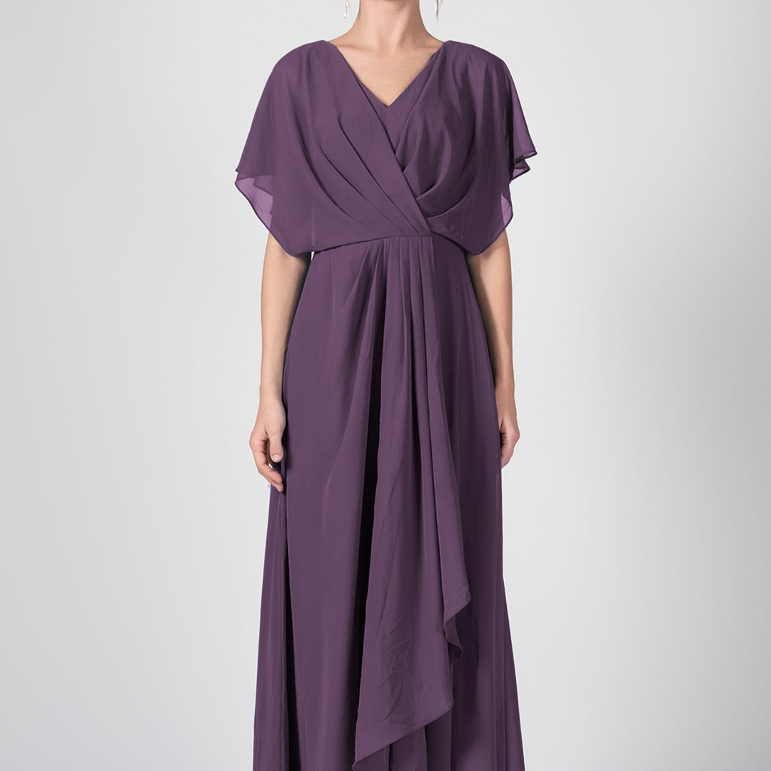 Robe trapèze froncée à col en V et cape en mousseline