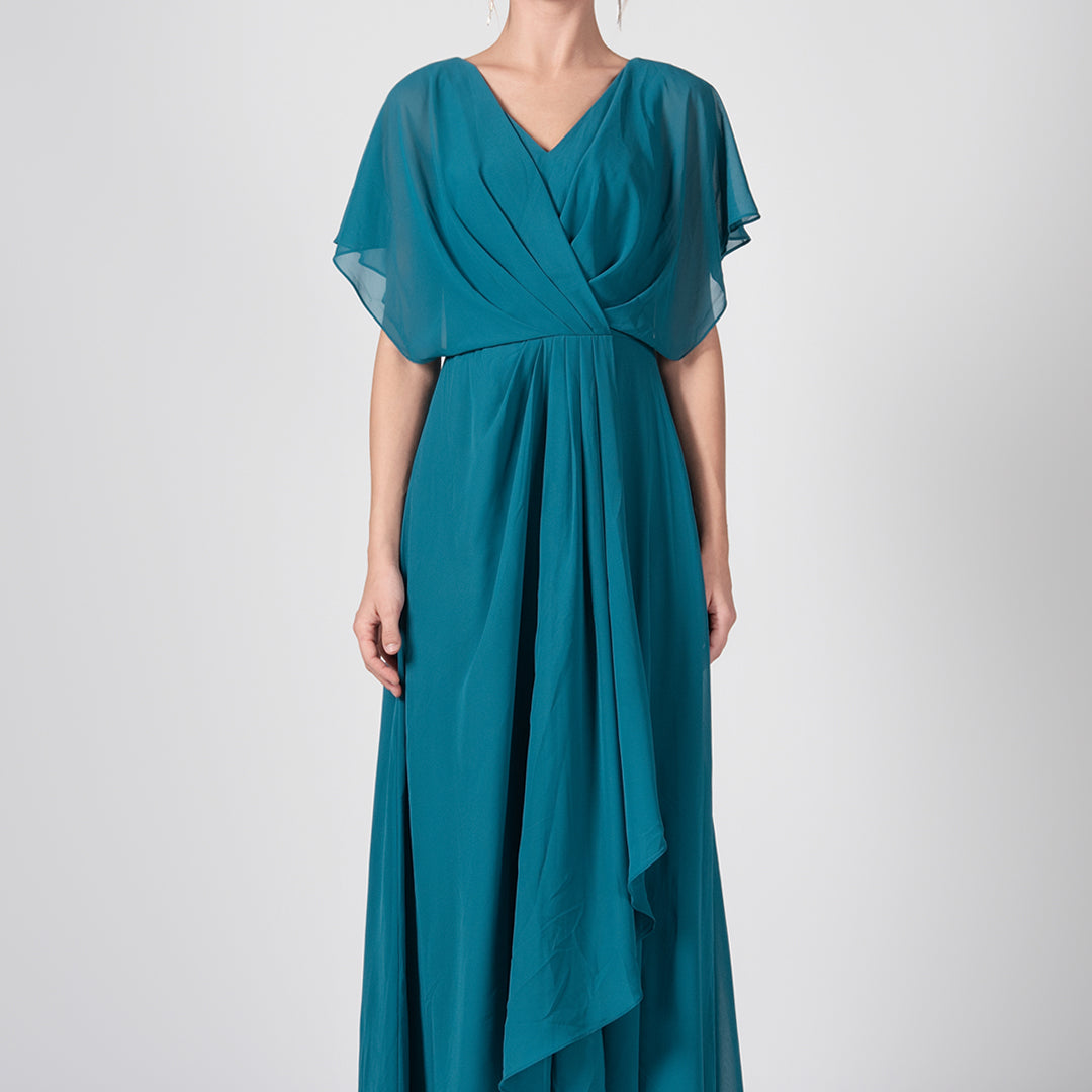 Robe trapèze froncée à col en V et cape en mousseline