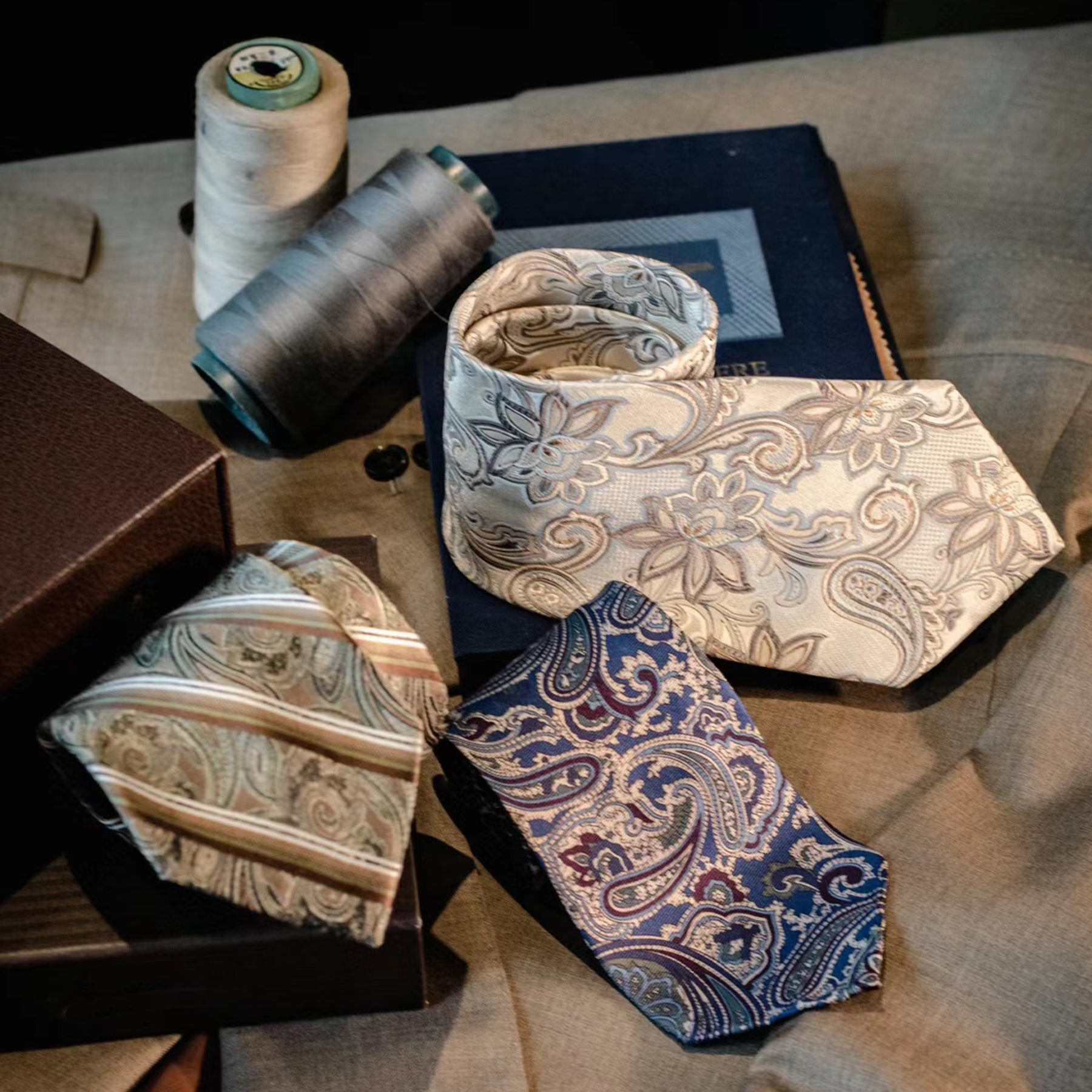 Men's Tie and Pocket Square Set