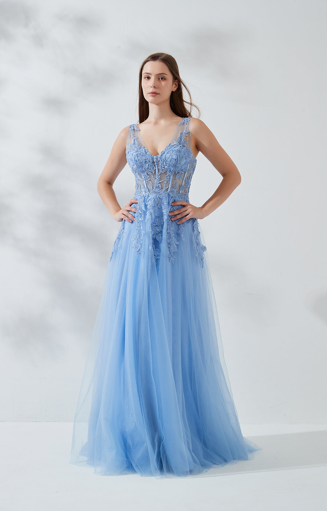 Robe de bal trapèze en tulle à col en V et sans manches