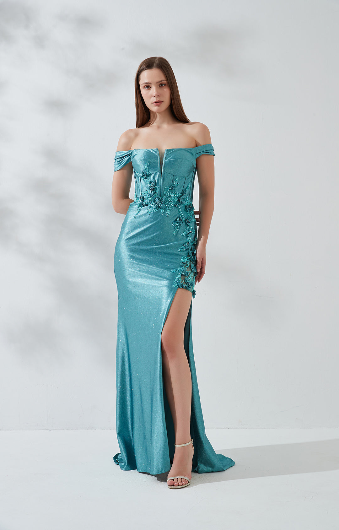 Schulterfreies Abendkleid mit hohem Seitenschlitz und Schnürung am Rücken