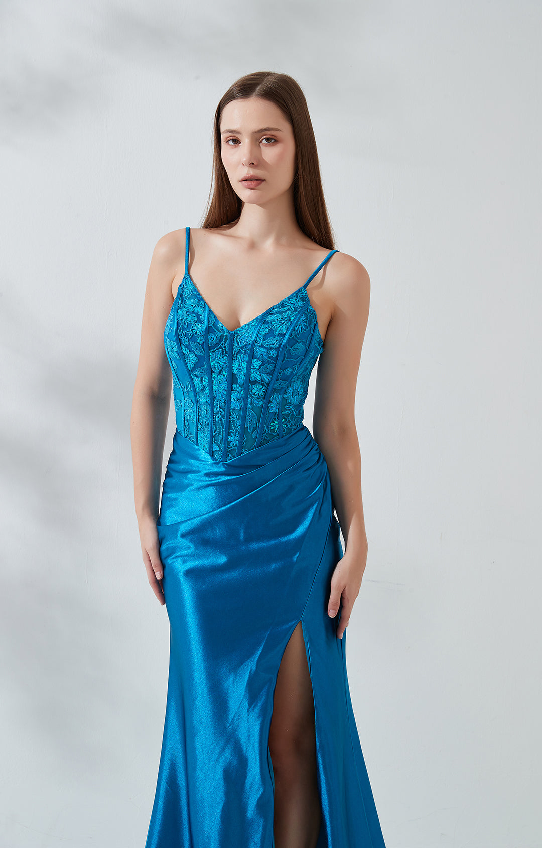 V-Neck Appliqued Split Fishbone Lace-up Back Evening Dress