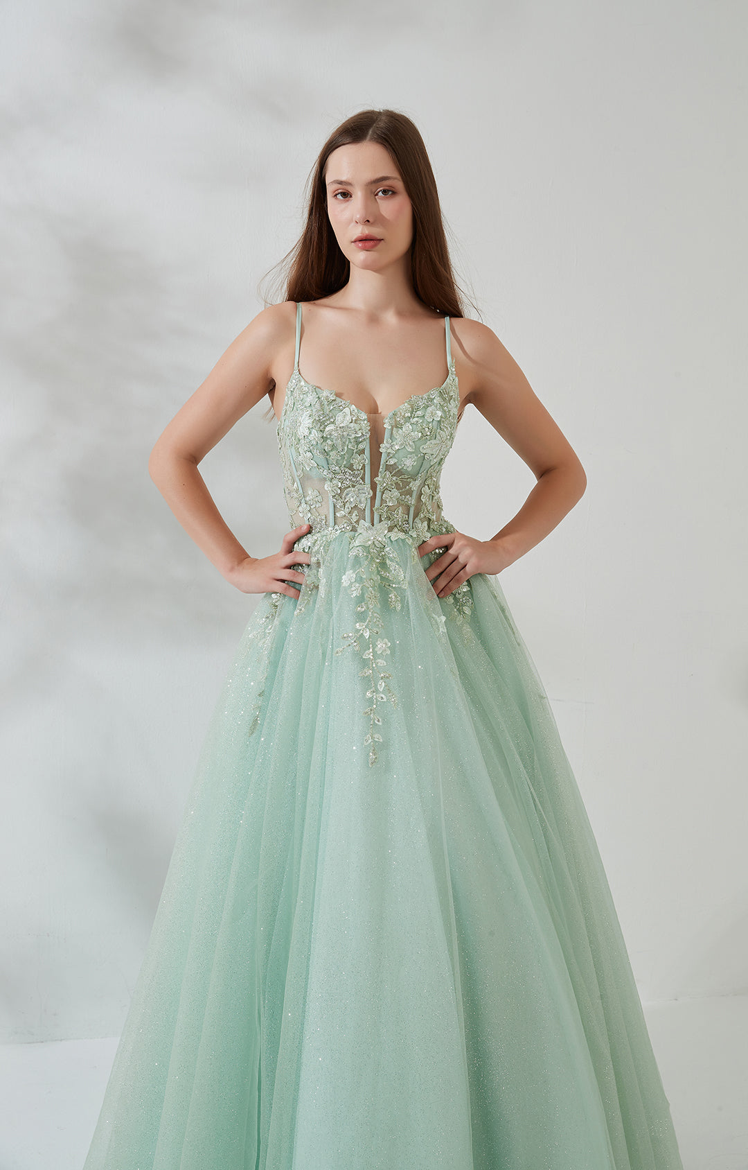 A-Linien-Ballkleid aus Tüllspitze mit glitzernden Applikationen und Schlitz