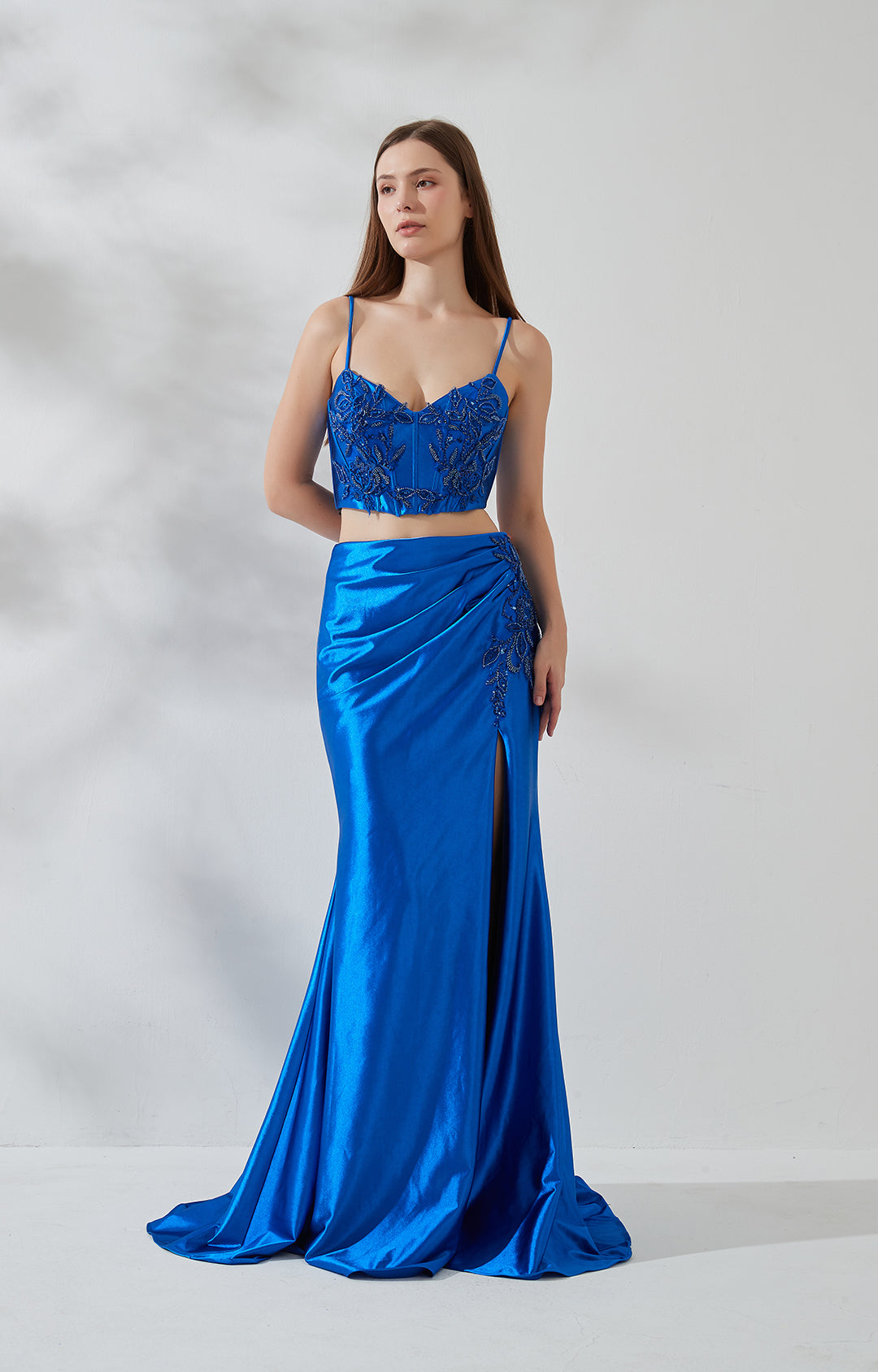 Zweiteiliges Abendkleid mit V-Ausschnitt, Applikationen, Schnürung am Rücken und Fischschwanz