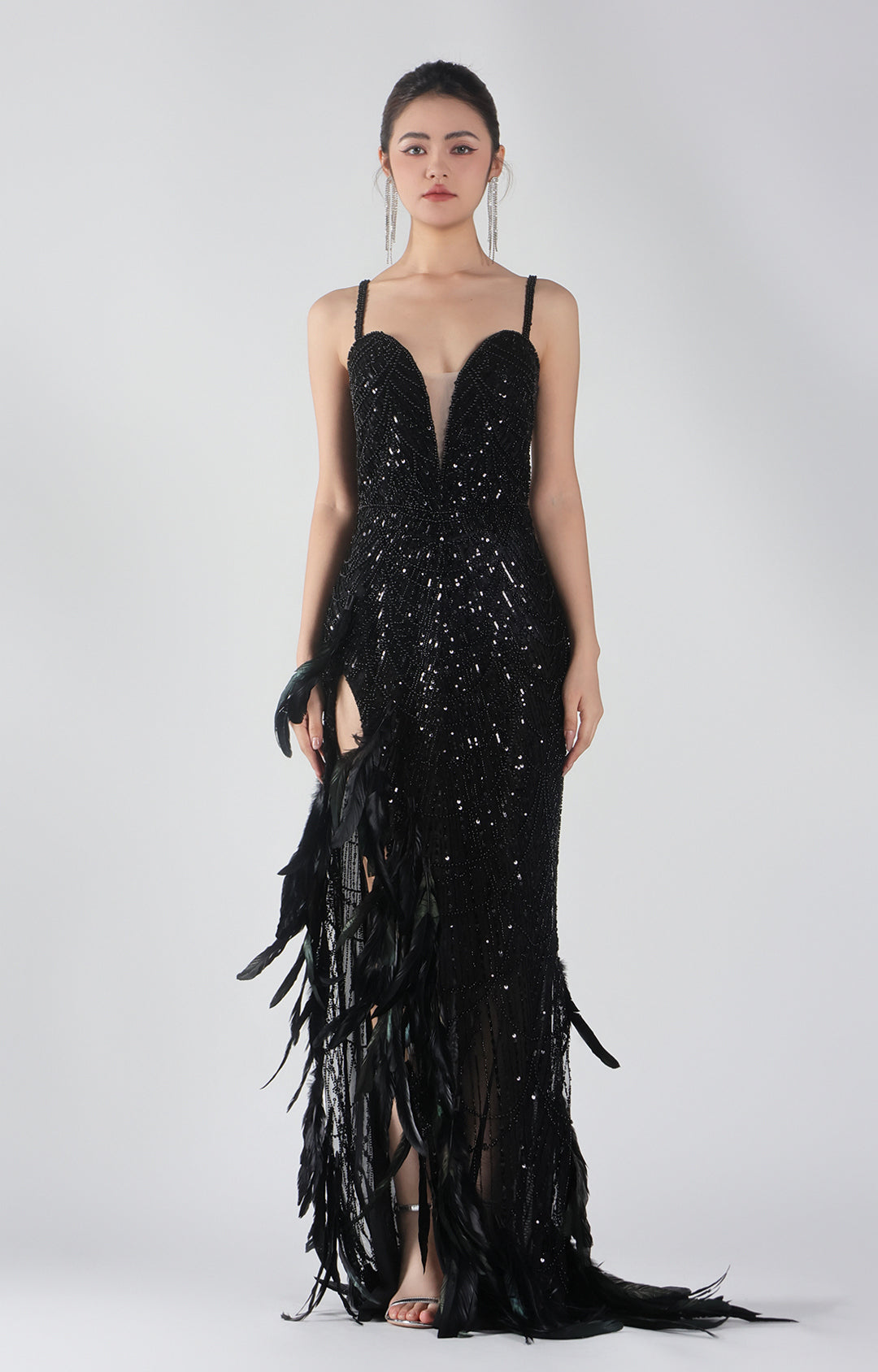 Robes à bretelles réglables, perles et paillettes, fente haute, plumes