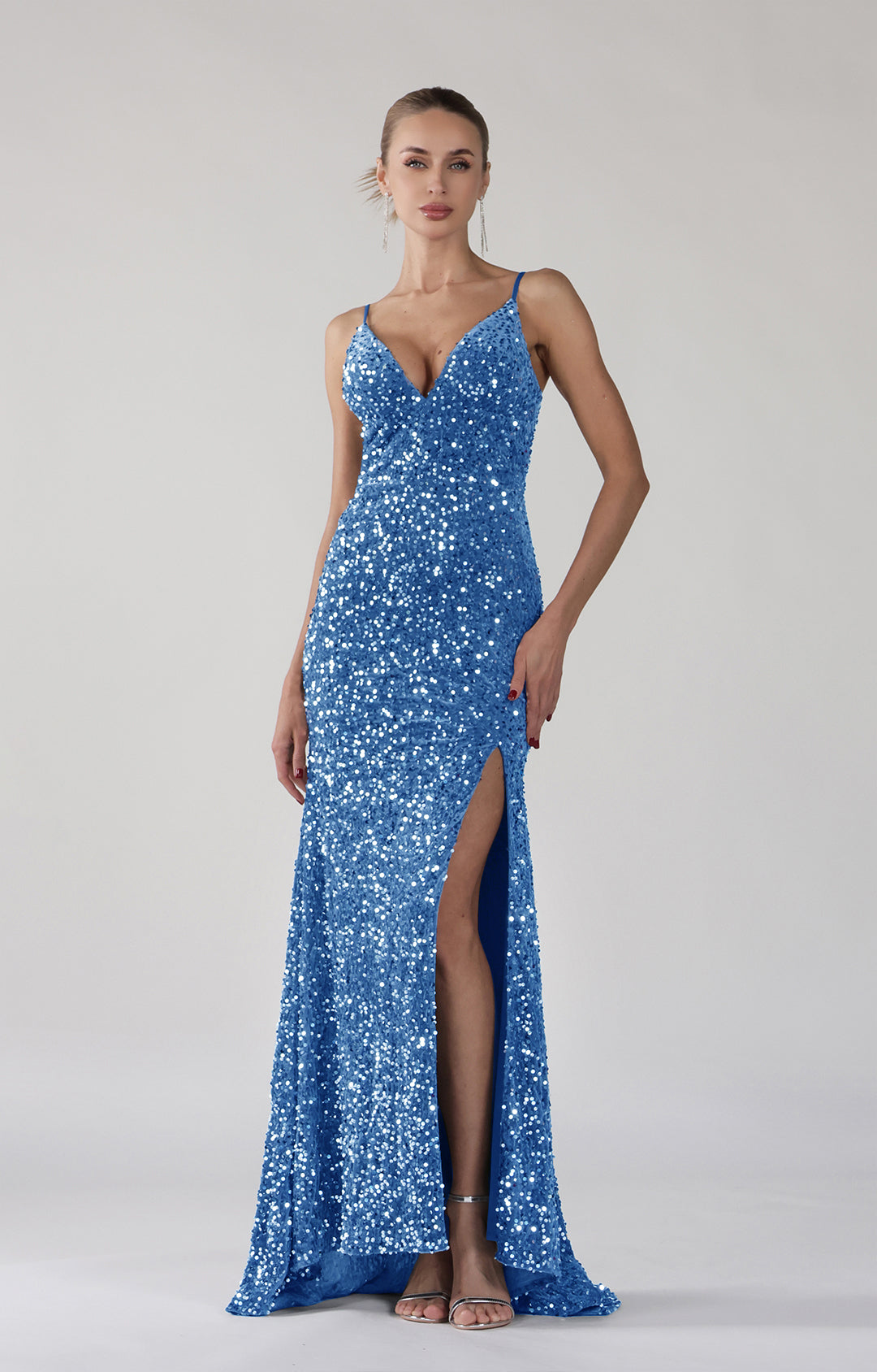 Kleider mit V-Ausschnitt, Paillettendetails und hohem Schlitz