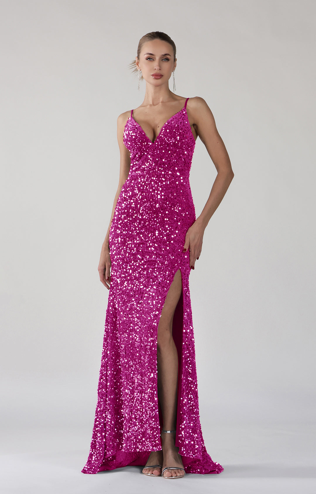 Kleider mit V-Ausschnitt, Paillettendetails und hohem Schlitz