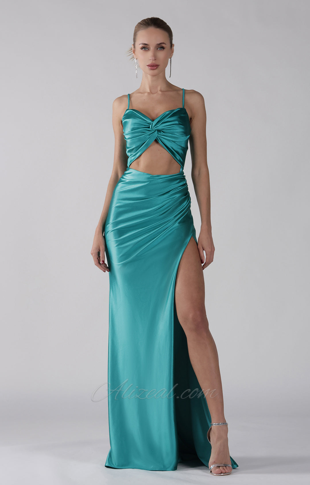 Ballkleid mit Cut-out, hohem Schlitz und Rüschen und Schleppe