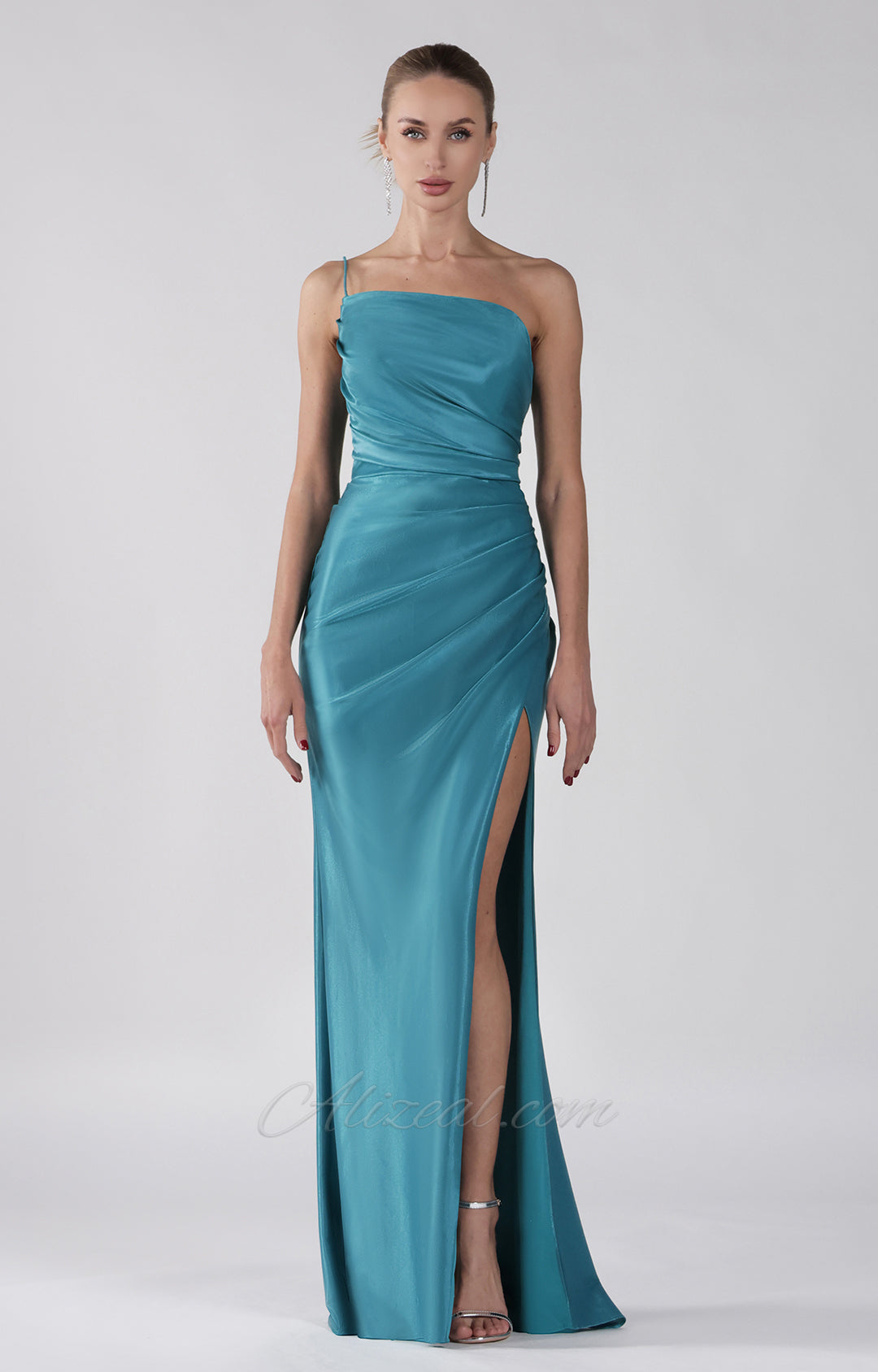 Kleid mit One-Shoulder-Spaghettiträgern, gerüschtem Schnitt und hohem Schlitz