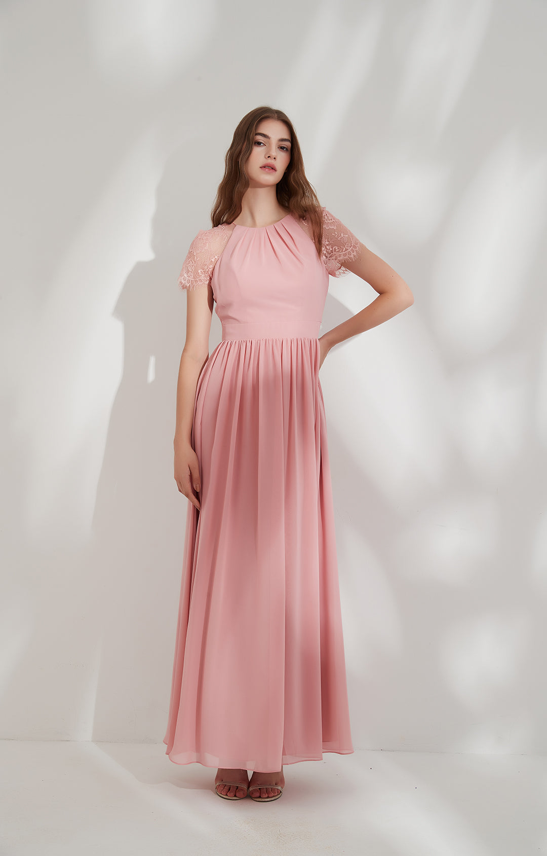Bodenlanges Chiffon-Brautjungfernkleid mit Cut-out am Rücken und Spitze und kurzen Ärmeln