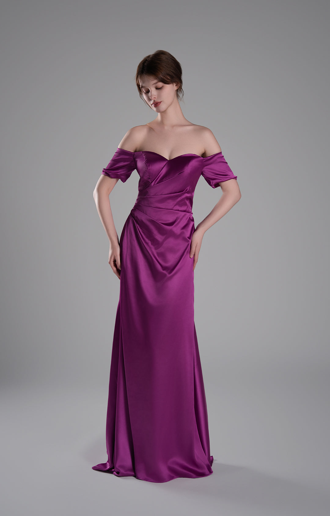 Schulterfreies Abendkleid mit Plissee und Satin-Schleppe
