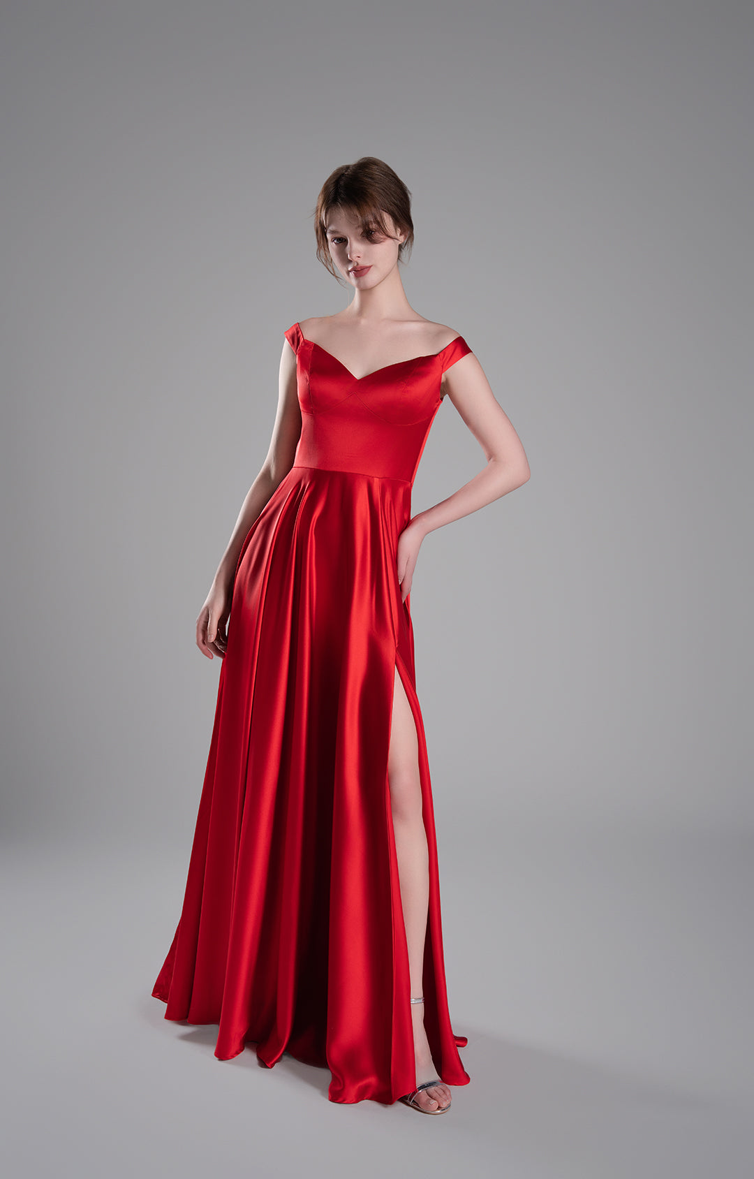 Schulterfreies, fließendes A-Linien-Abendkleid mit Seitenschlitz