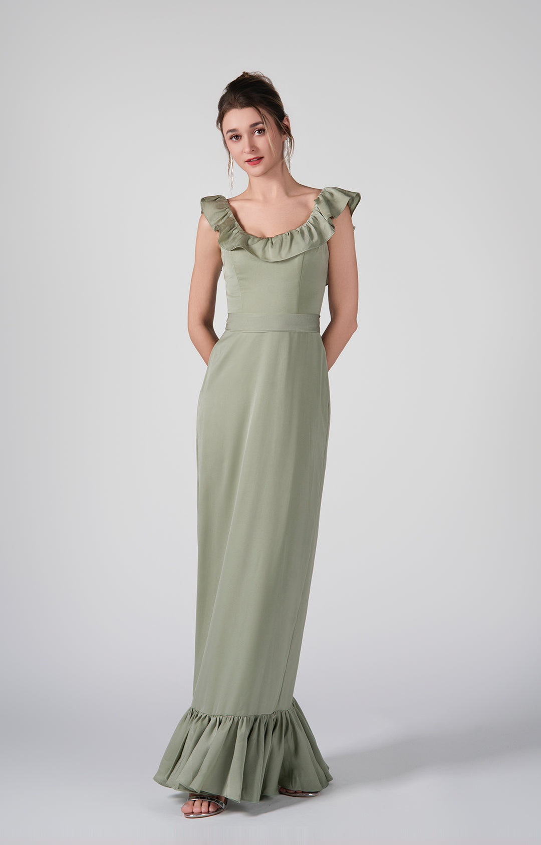 Robe à col rond et volants, ceinture à la taille et lien au dos