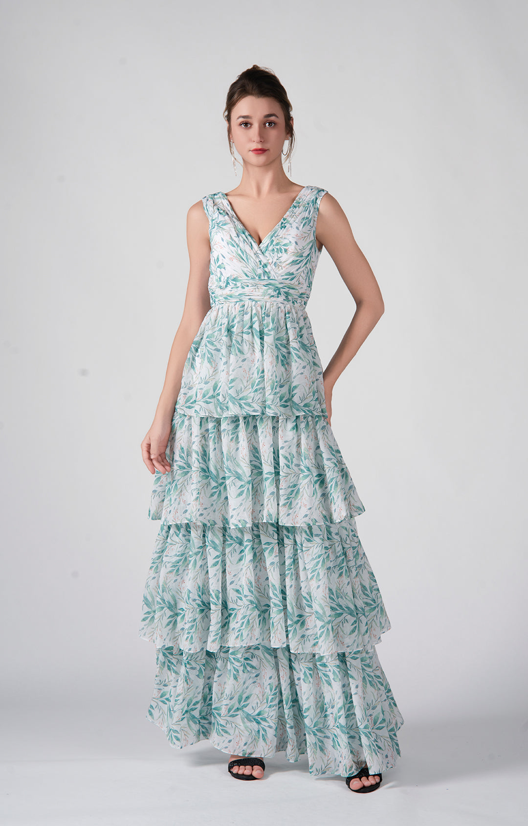 A-Linien-Maxikleid mit V-Ausschnitt, breiten Schulterträgern und gestuften Rüschen